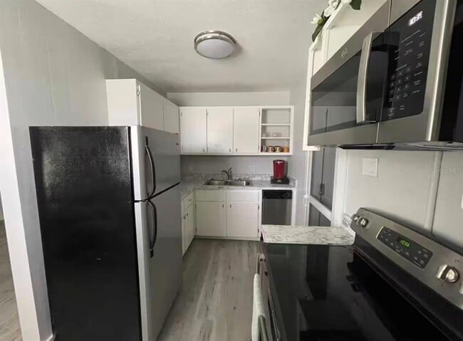 Building Photo - 16900 SW Lincoln St