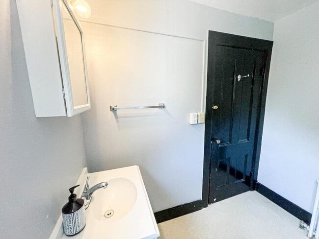 Building Photo - 705 E Seneca St