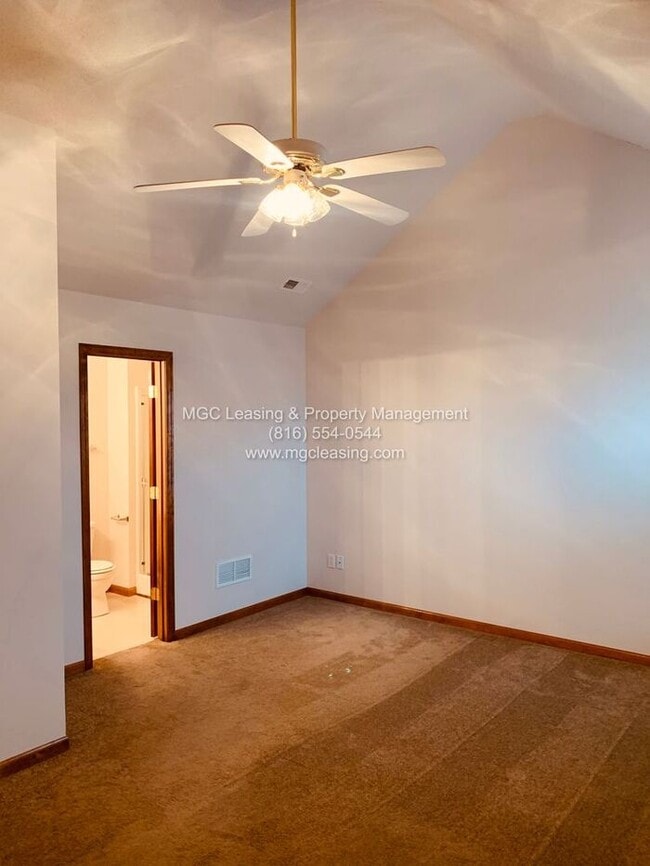 Building Photo - Spacious Raymore Townhome in Prime Remington Village Location