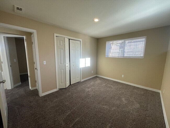 Building Photo - 2 Bed 1 Bath in East Denver Available NOW!