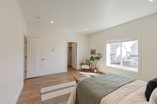 Building Photo - AVAILABLE TODAY - 3 Bed 2.5 Bath Townhome ...