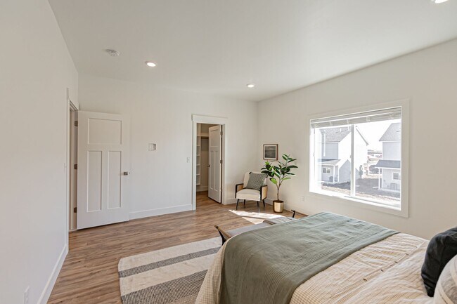 Building Photo - Modern 3 Bed 2.5 Bath Townhome in Sugar City