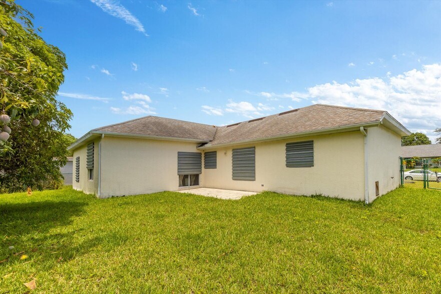 Building Photo - 1058 SW Locke Ave