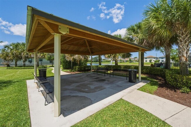 Building Photo - 3141 Poinciana St
