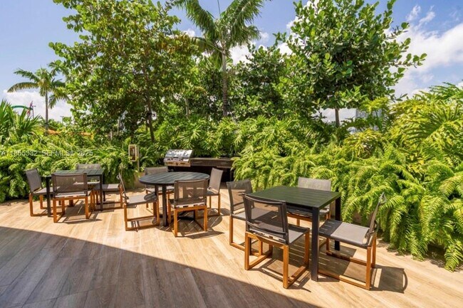 Building Photo - 700 NE 24th St