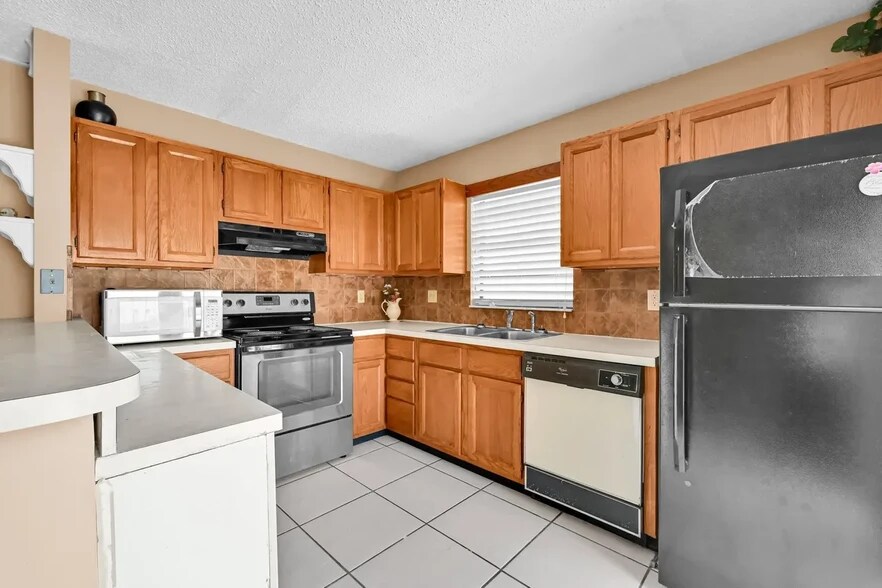 Building Photo - 1542 N Lawnwood Cir