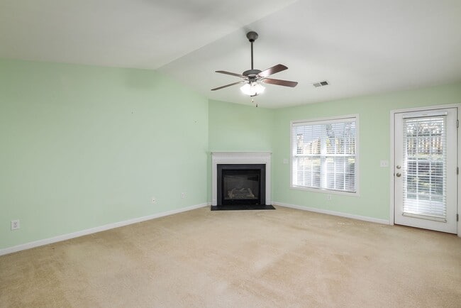 Building Photo - Charming Residence with Modern Amenities and Community center access