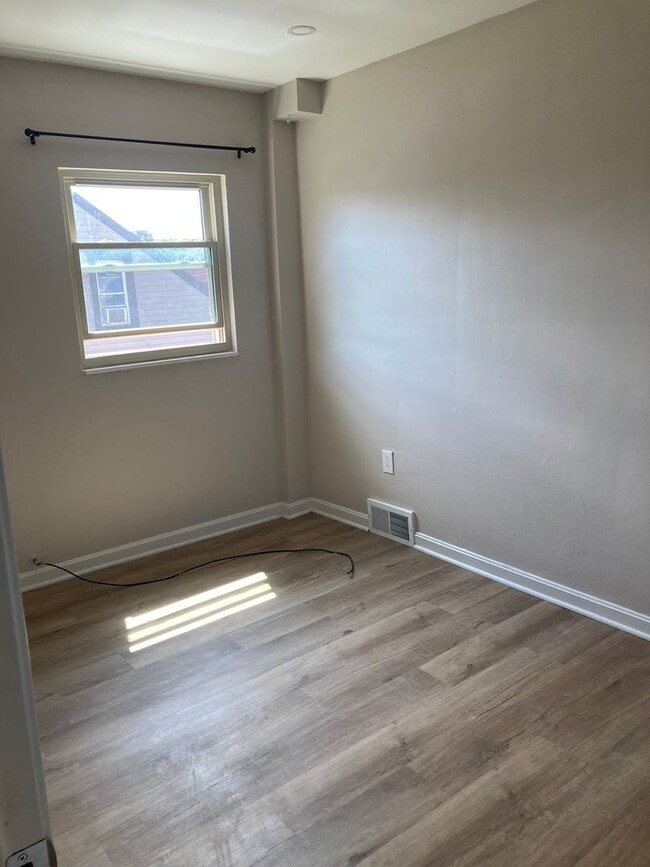 Building Photo - 2BR/1BA Townhouse in Central Northside! September 1 Move in!