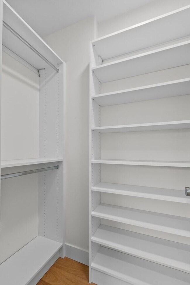 Building Photo - Stunning Ultra-Modern Central District Townhome w/ Air Conditioning