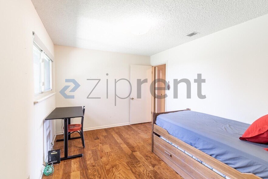 Building Photo - Unit