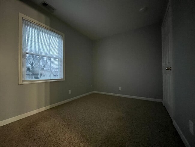 Building Photo - Check out this spacious 2 Bed/1.5 Bath