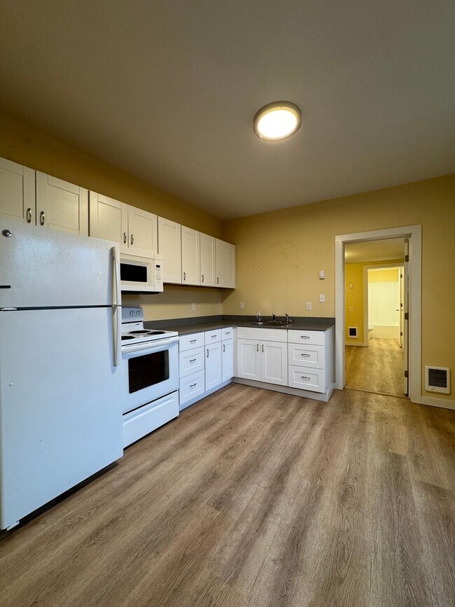 Building Photo - 707 E 7th Ave