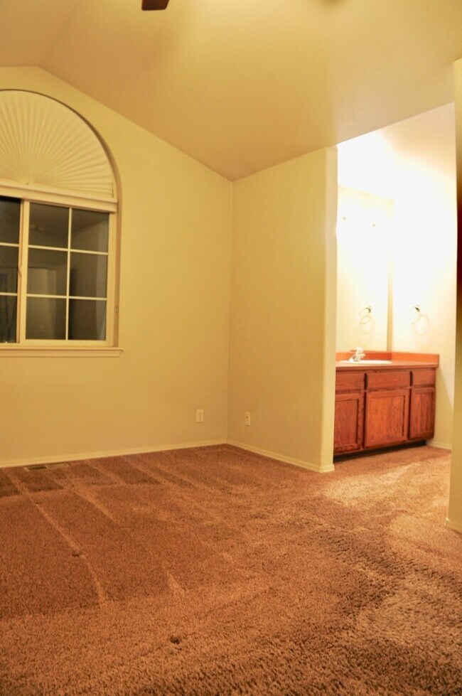 Building Photo - 4 bed 3 bath home with second living room