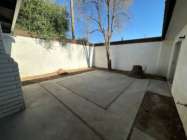 Building Photo - 2601 El Goya Dr