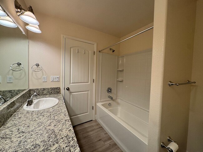 Building Photo - 391 Maclure Ave