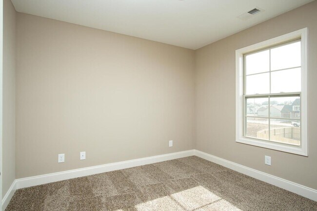 Building Photo - Pet Friendly Three Bedroom with Bonus!