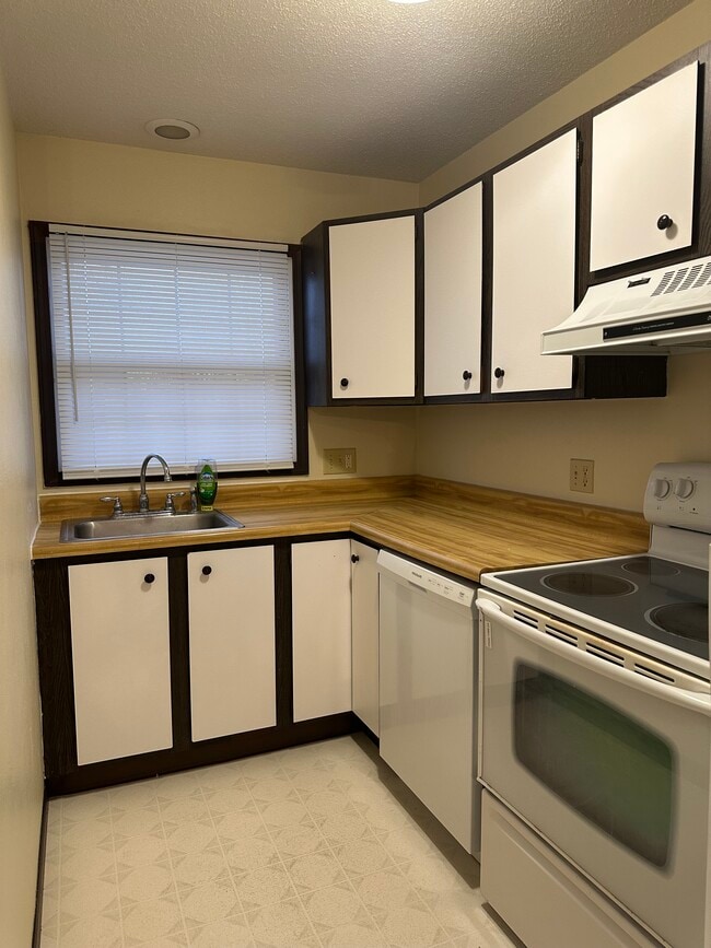 Building Photo - Two bedroom Townhouse off Lewis Ave near Alexis Rd.