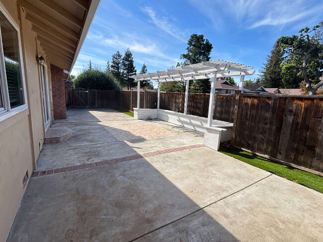 Building Photo - "Beautiful and Open Concord Retreat: 3-Bed...