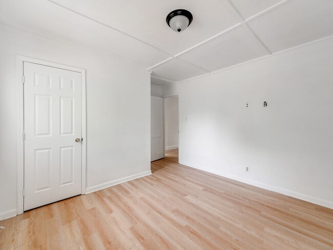 Building Photo - Charming Duplex