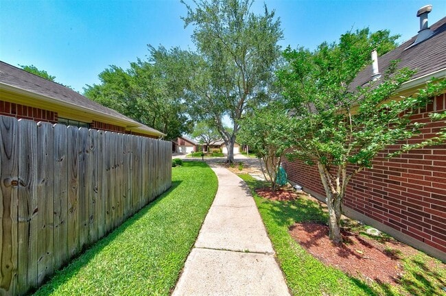 Building Photo - 402 Live Oak Ln
