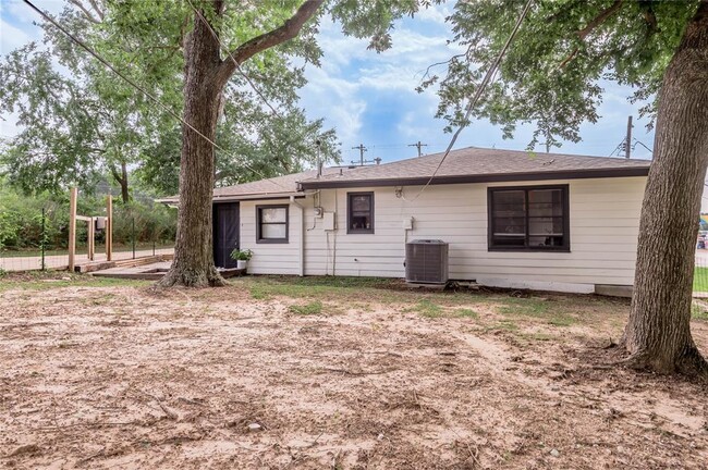 Building Photo - 2515 Montgomery Rd
