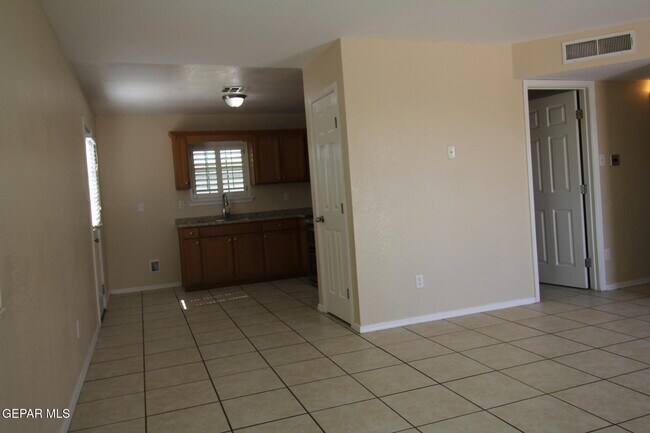 Building Photo - 9145 Begonia Pl
