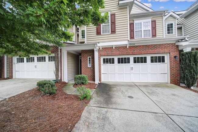 Building Photo - Lovely 3 Bed 2.5 Bath Townhome in Blakeny
