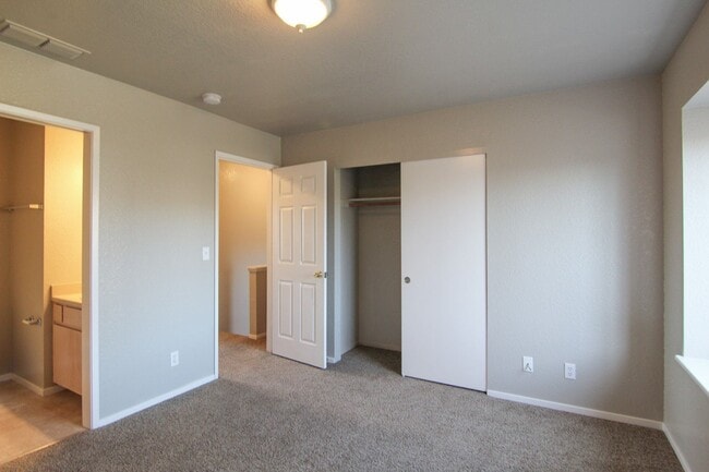 Building Photo - 1172 Burton Dr