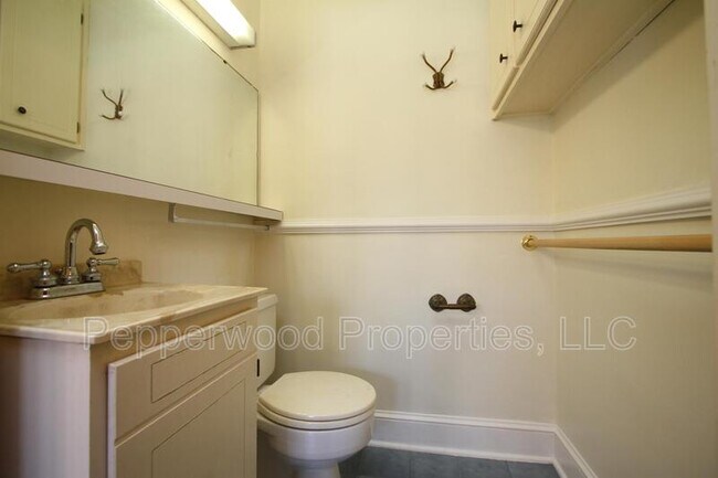 Building Photo - 327 N Park Dr