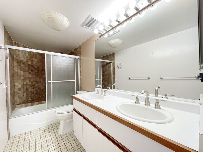 Building Photo - Downtown Living at Royal Queen Emma! 2 PAR...