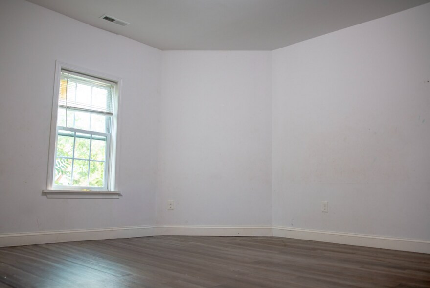 Building Photo - 22 Brewster St