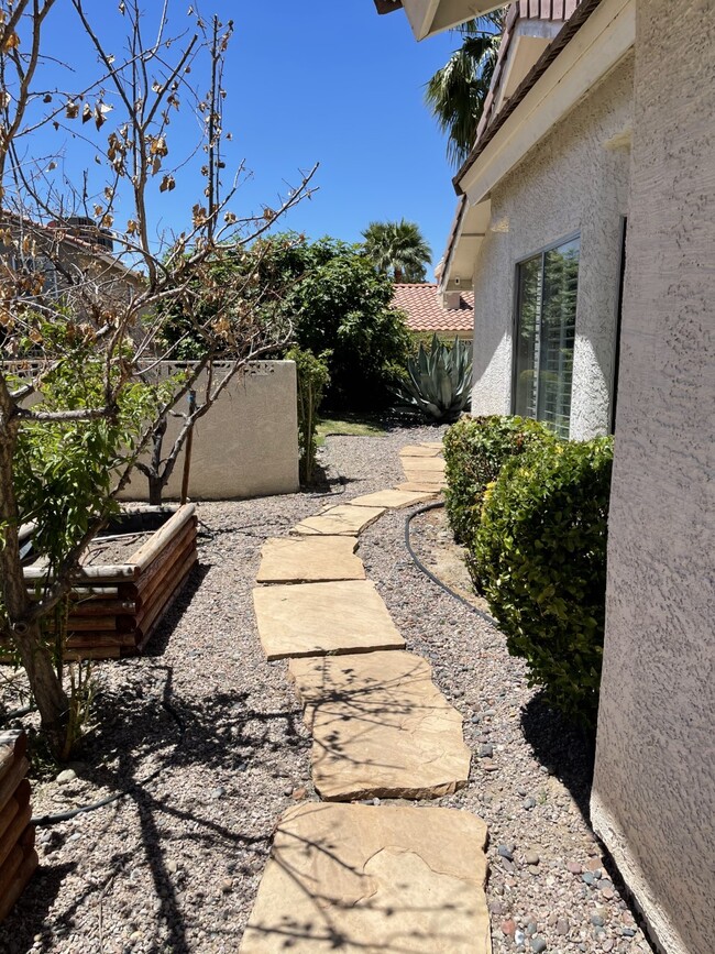 Building Photo - 137 Weatherstone Dr