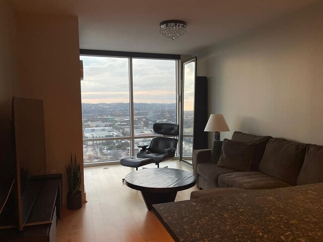 Building Photo - 300 Bowie St