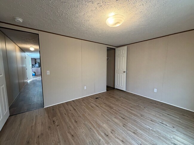 Building Photo - Spacious Mobile Home-large yard