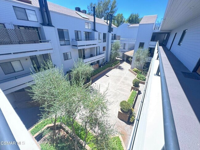 Building Photo - 13331 Moorpark St