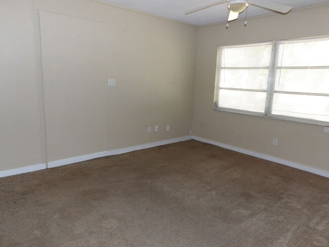 Building Photo - Orange City 3 Bedrooms 2 Bath 900 SQ FT Call Carole Arcaro 386-216-4900