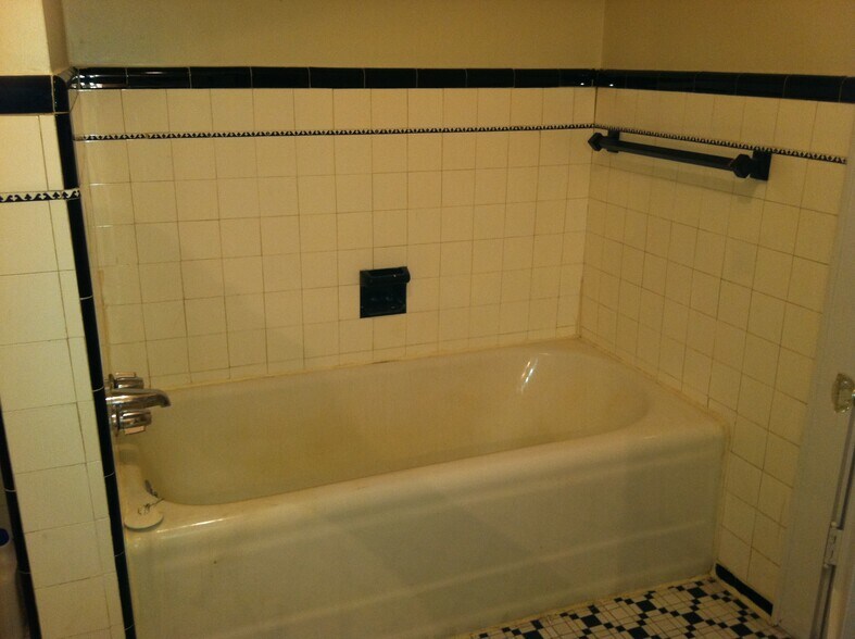seperate bath tub area - 802 Gaskill Ave
