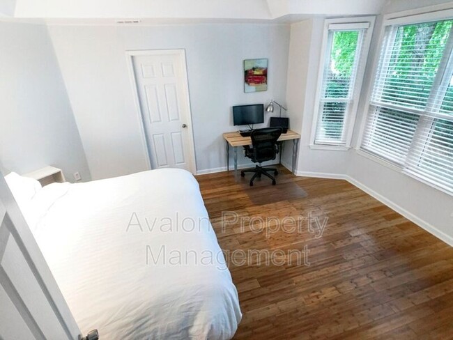 Building Photo - 807 McGill Park Ave NE