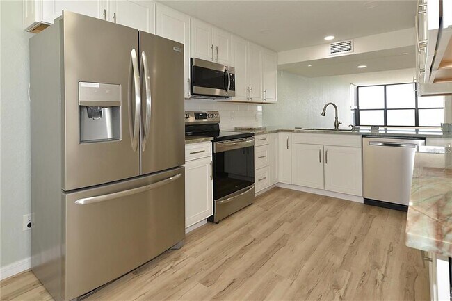 Building Photo - 300 Woodette Dr