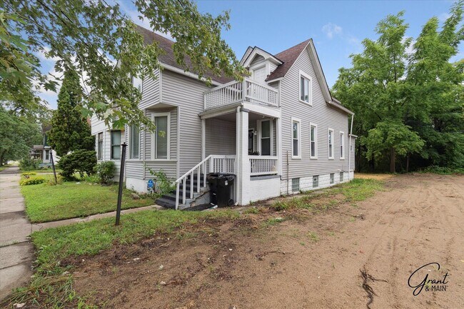 Building Photo - 6 bedroom 2 bath $2250