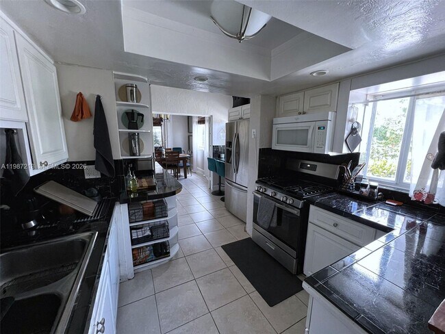 Building Photo - 2040 NE 183rd St