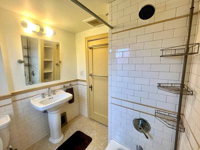 Building Photo - Stunning 3bed/3.5bath Brick Home in Ballard!