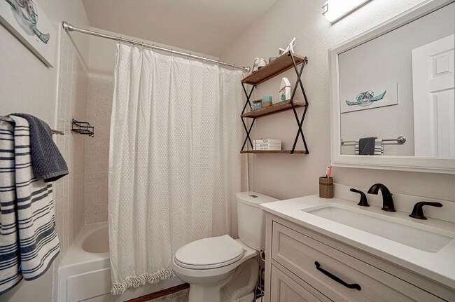Building Photo - Single Family Home | 3 Bed 3 Bath /w walko...