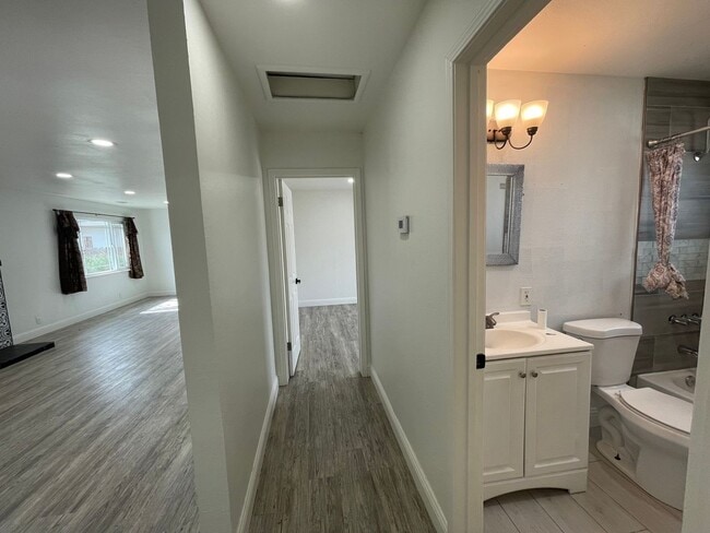 Building Photo - 3br/1.5ba, 2-car Attached garage - Good location