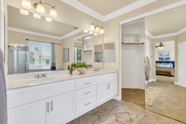 Building Photo - Lovely Roseville 5 Bedroom Pool Home