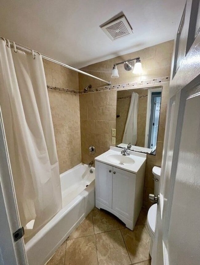 Building Photo - Fresh 1 Bedroom Corner Condo with 2 Off Street Parking Spaces