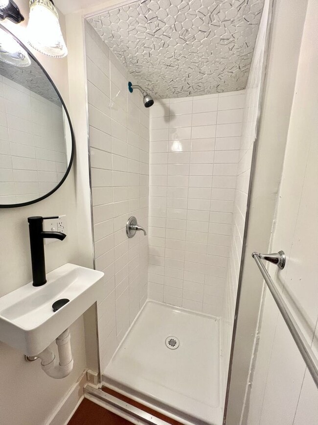 Building Photo - 3 Bedroom 2 Bath City Home Available