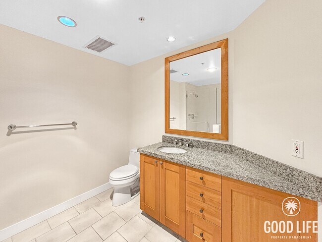 Building Photo - Sophisticated 1BD/2BA Condo in Marina District with City & Bay Views, Office & Resort-Style Ameni...