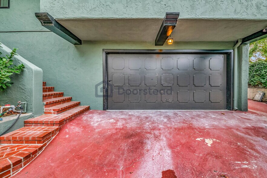 Building Photo - 5368 Calatrana Dr