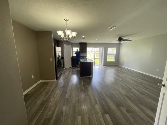 Building Photo - 2256 Seven Oaks Dr